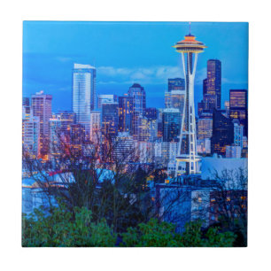 Supermåne stiger nära Seattle-silhoutten Kakelplatta