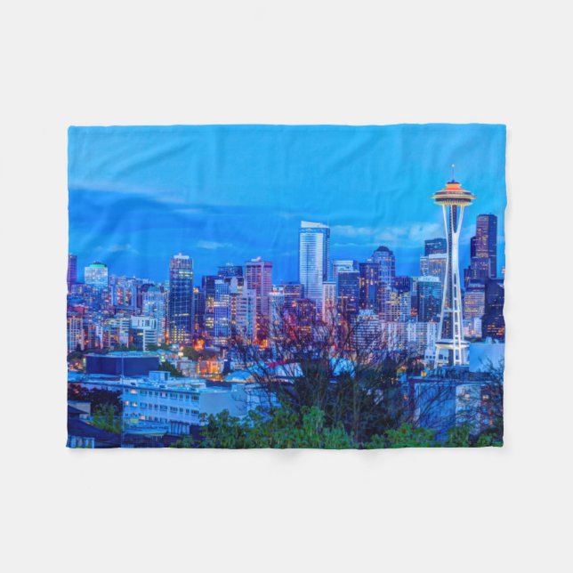 Supermåne stiger nära Seattle-siluett Fleecefilt (Framsidan (Horisontell))