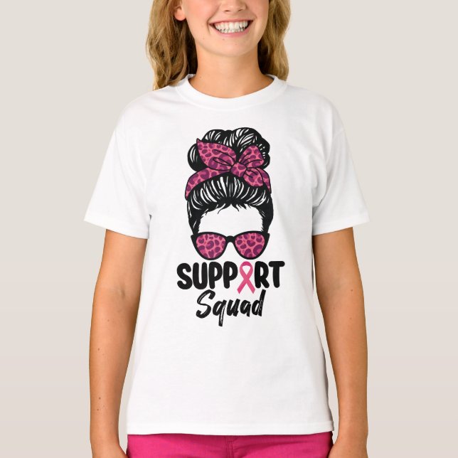 Support Squad Messy Bun Rosa Warrior Breast Cancer T Shirt (Framsida)