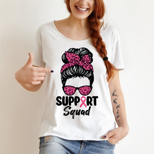 Support Squad Messy Bun Rosa Warrior Breast Cancer T Shirt (Skapare uppladdad)