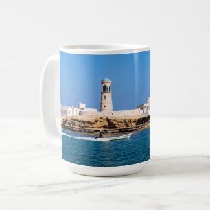 Sur Lighthouse med fiskarbåt - Sur, Oman Kaffemugg