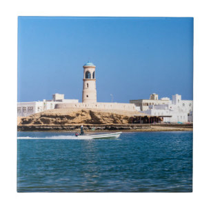 Sur Lighthouse med fiskarbåt - Sur, Oman Kakelplatta