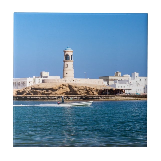 Sur Lighthouse med fiskarbåt - Sur, Oman Kakelplatta (Framsidan)