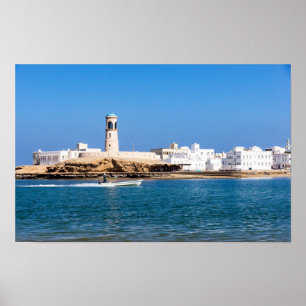Sur Lighthouse med fiskarbåt - Sur, Oman Poster