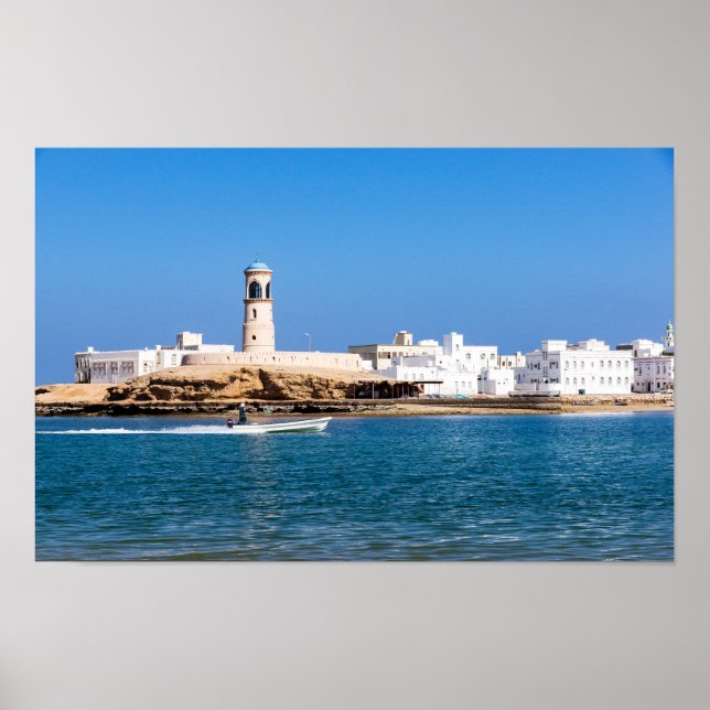 Sur Lighthouse med fiskarbåt - Sur, Oman Poster (Framsidan)