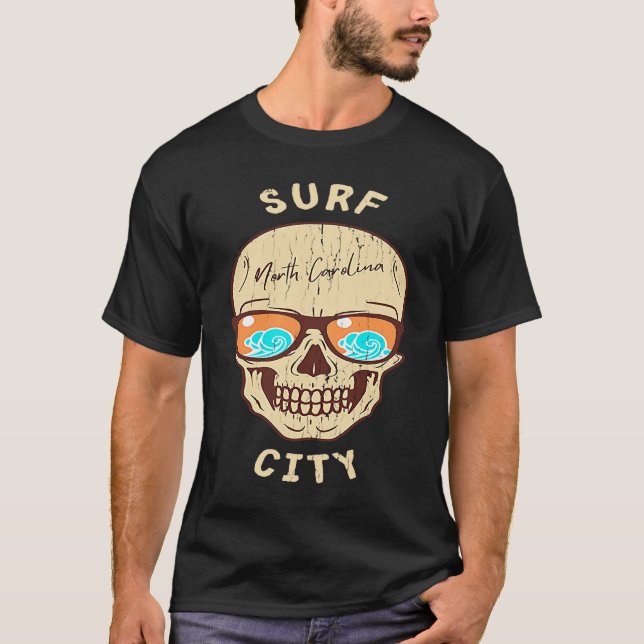 Surf City NC Summertime Vacationing Skull Sunglass T Shirt (Framsida)