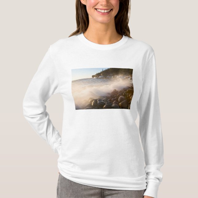 Surf sköljer över kullerstenarna i Monument Tee (Framsida)