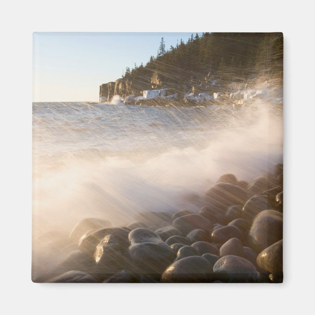 Surf sköljer över kullerstenen i Monument Magnet (Framsidan)