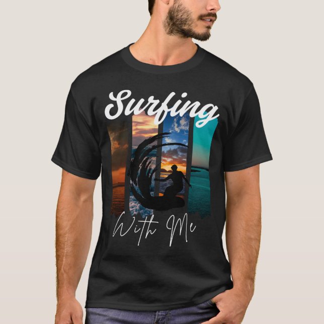 Surf With Me – Retro Beach Vibes T Shirt (Framsida)