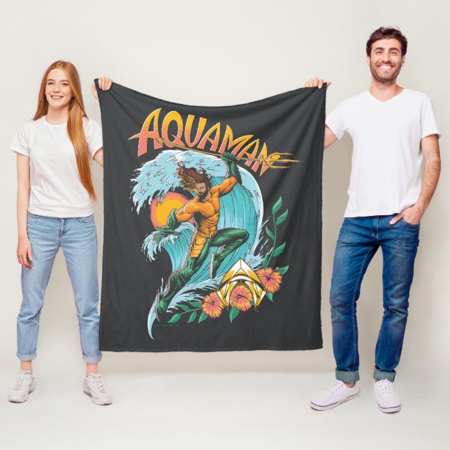 Surfa av Aquaman och Trident Stigning Graphic Fleecefilt (På plats)