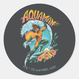 Surfa av Aquaman och Trident Stigning Graphic Runt Klistermärke