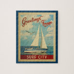 Surfa City Jigszle Puzzle Sailboat Retro New jerse Pussel<br><div class="desc">I Hälsning från Surfa City New jersey vintage resor är nautiska konstruktionen en båt som seglar på vatten med fiskmåsar och blå himmel full med vackra vita moln.</div>