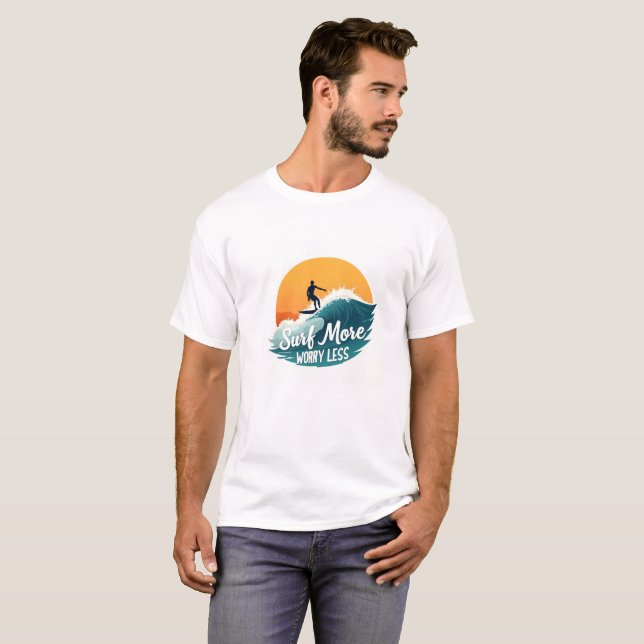 Surfa Mer 🏄 ‍ ♂️ inspirationsinstruktionstav T Shirt (Hel framsida)