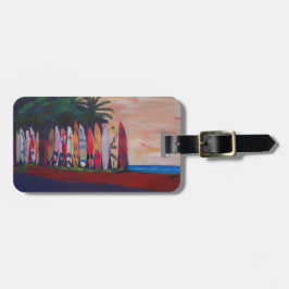 Surfa stiger ombord staketväggen på sjösidan bagagebricka