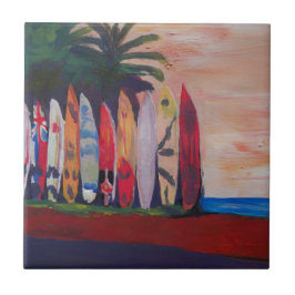 Surfa stiger ombord staketväggen på sjösidan kakelplatta