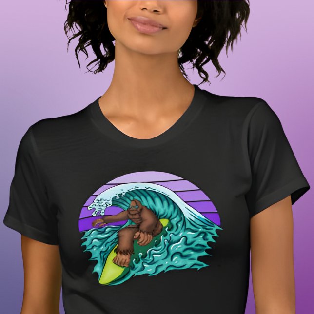 Surfa Womens Funny Bigfoot Surfing Lila Retro T Shirt (Skapare uppladdad)