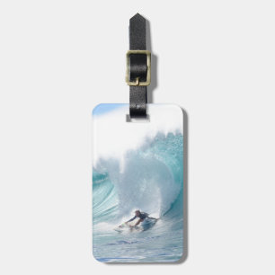 Surfalegenden Rochelle Ballard som surfar Bagagebricka