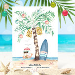 Surfan Santa Aloha Tropical Beach Julkort<br><div class="desc">Julkortet i surfa har ett handflatan träd (dekorerat med prydnadsföremål och sträng ljus) på en tropisk ö med en surfbräda,  stjärnfisk,  sjöfåglar och tomter som simmar i havet ge Aloha-tecknet medan de har en tropisk dryck. Båda linjerna kan vara personlig. Art av KL Lagrar</div>