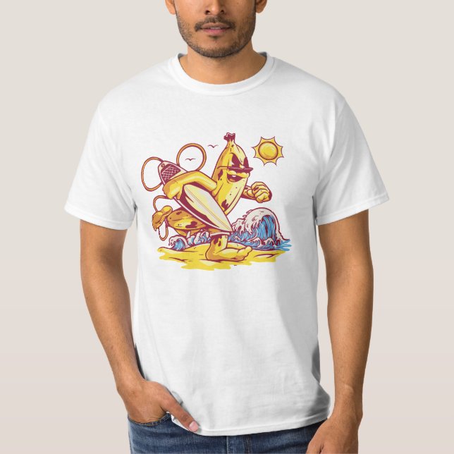 Surfande Banana: Riding the Wave Tropical Vibes T Shirt (Framsida)