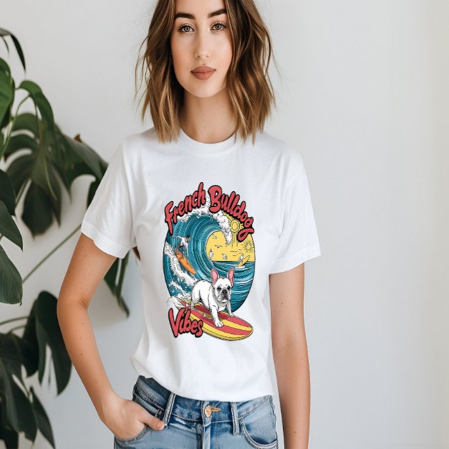 Surfande Fransk Bulldog Catches Wave T Shirt (Skapare uppladdad)