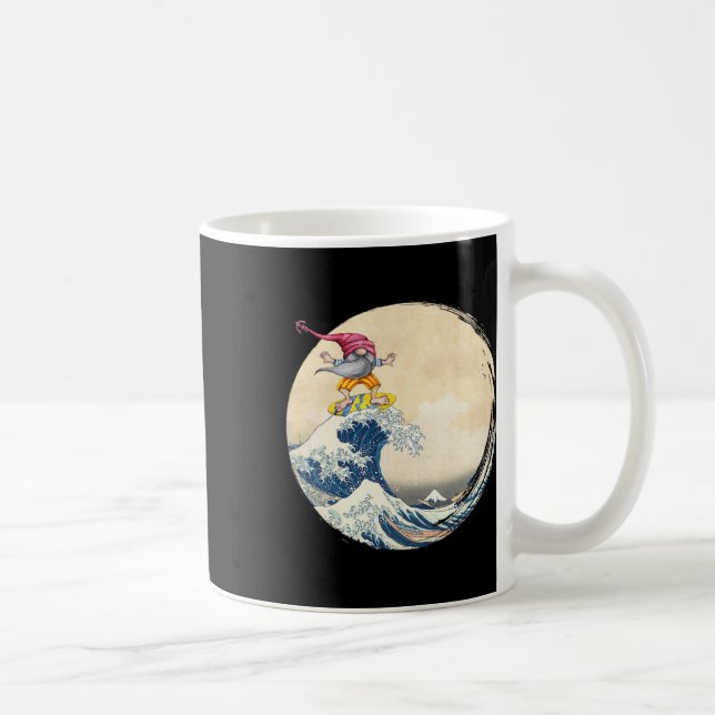 Surfande Gnome Ridning Den Stora Vågen Utanför Kan Kaffemugg (Höger)