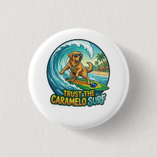 Surfande Karamell Hund Strand Meme Klistermärke Knapp