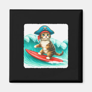 Surfande katt med pirathatt på surfbräda. Vågor Pl Magnet