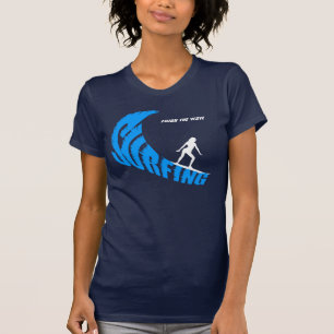 Surfande kvinnlig anpassningsbar tee shirt