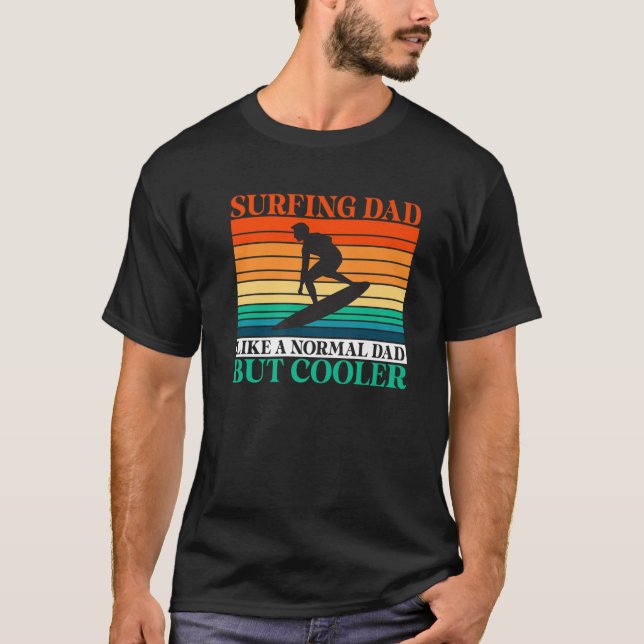 Surfande Pappa som en normal Pappa men kolervångs  T Shirt (Framsida)