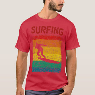Surfande retrotryckt utseende surfbordning t shirt