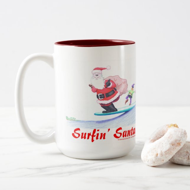 Surfande tomte och en galen älva! Två-Tonad mugg (Med munk)