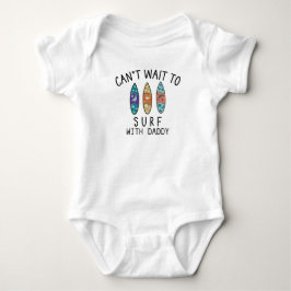 Surfarbaby kan inte vänta med att surfa med pappa  t shirt