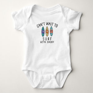 Surfarbaby kan inte vänta med att surfa med pappa t shirt