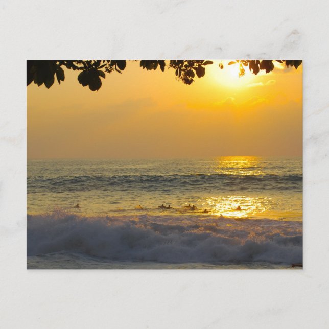 Surfare i solskensreflektioner vid solnedgång vykort (Framsida)