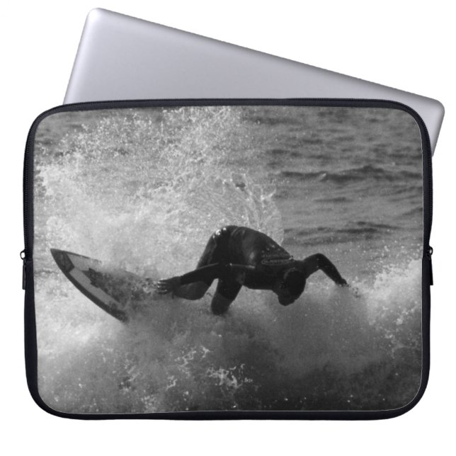 Surfare i svartvitt laptop sleeve (Framsidan)