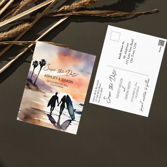 Surfare par vid vattenfärgen sunset sparar datumet vykort (Surfing California sunset save the date postcard surfers couple with surfboards walking on a beach)