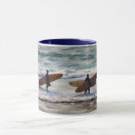 Surfare Surfa Ocean Beach Art Mugg Kopp<br><div class="desc">Den här buren mugg har mitt originalfoto på två surfare som går längs kusten och checkar ut vågar. Jag har bearbetat mitt foto med en oljepastel painterly stil eller en konstgjord fläck. Handtaget och inuti kopp är blå för att komplettera teckningen. Det här är 11 uns mugg, bara den perfekt...</div>