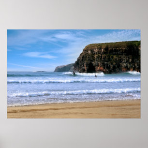 surfarear som surfar nära Ballybunion klippor Poster