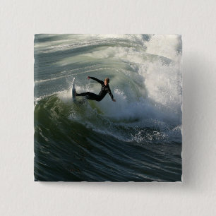 Surfaren i en Wetsuit klämmer fast Knapp