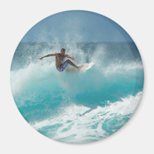 Surfaren på ett stort vinkar rundamagneten magnet