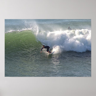 Surfaren tävlar på vågen - Huntington Beach Poster