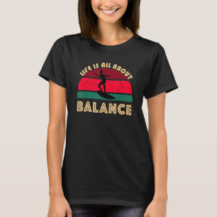 Surfarlivet handlar bara om balans mellan solnedgå t shirt