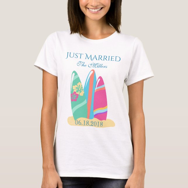 Surfboard i Sand Beach Ny gifta T Shirt (Framsida)