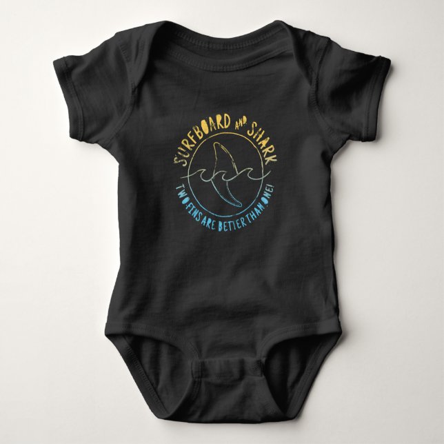 Surfboard och Shark FUNNY Summer Beach Vacation B T Shirt (Framsida)
