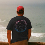 Surfboard och Shark Funy Surfing Summer T Shirt<br><div class="desc">Där! Redo till "Ride the Vinkar in Stil" med den här utformningen av Surfboard och Shark Funny Summer Beach Vacation? Du ska kärlek! Den här designen är perfekt för dem som kärlek till surfan och kör vågar, och den är också en roligt och ett unikt tillägg till vargarden. Varför vänta?...</div>