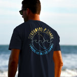 Surfboard och Shark Funy Surfing Summer T Shirt<br><div class="desc">Där! Redo till "Ride the Vinkar in Stil" med den här utformningen av Surfboard och Shark Funny Summer Beach Vacation? Du ska kärlek! Den här designen är perfekt för dem som kärlek till surfan och kör vågar, och den är också en roligt och ett unikt tillägg till vargarden. Varför vänta?...</div>