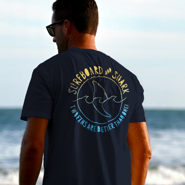 Surfboard och Shark Funy Surfing Summer T Shirt (Skapare uppladdad)
