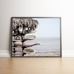 Surfboard på Beach Poster Print<br><div class="desc">Surfing är en livsstil. Ta med dig dina frihets- och bra-vibes till ditt hem med den här surfbrädet poster.</div>
