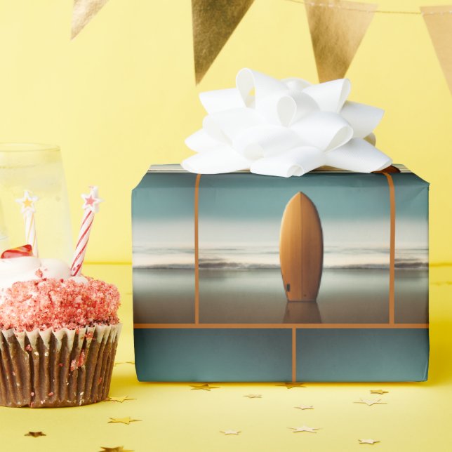 Surfboard upprätt i bågsladden presentpapper (Födelsedagsfest)