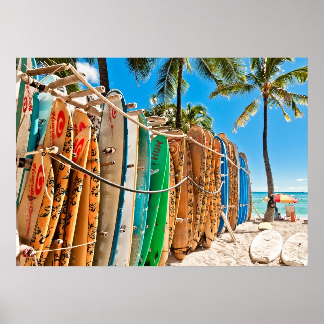 Surfboard vid Waikiki Beach, Hawaii Poster (Framsidan)